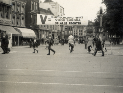 97782 Afbeelding van een spandoek in het kader van de V-actie met de tekst 'V = Duitschland wint voor Europa op alle ...
